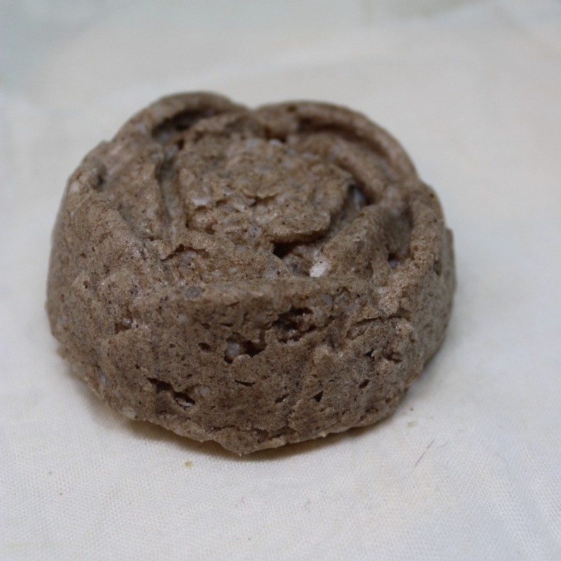Shampoing solide aux huiles végétales et poudres ayurvédiques. Shampoing solide aux huiles végétales et poudres ayurvédiques.