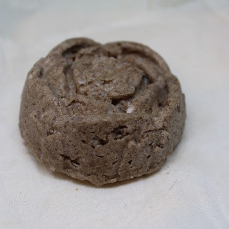 Shampoing solide aux huiles végétales et poudres ayurvédiques.