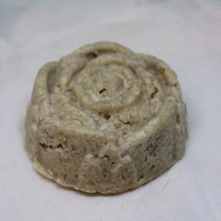 Shampoing solide aux huiles végétales et poudres ayurvédiques.